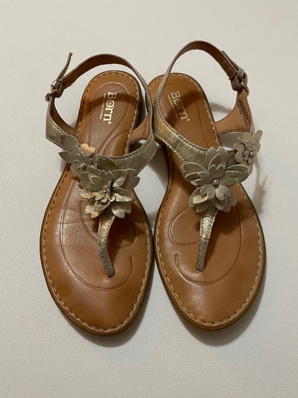 Born Women's Size 8 Floral Gold Leather Flat Sandals